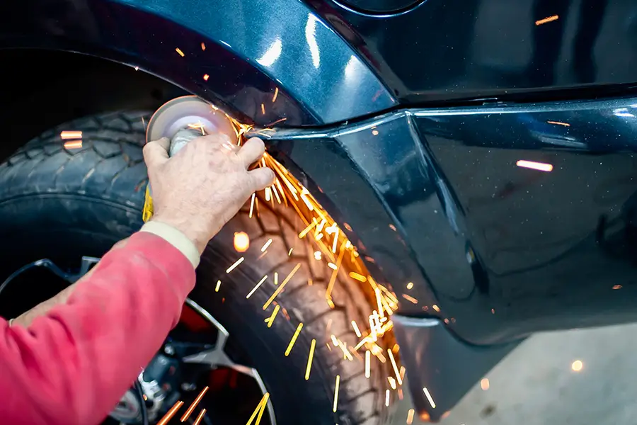 Neutralizator rdzy vs szlifowanie – co lepiej sprawdzi się przy naprawie karoserii?